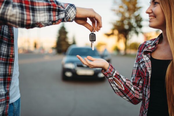 driving teacher gives the keys to female student U6FWAJV 1600x1200 1 600x401 1